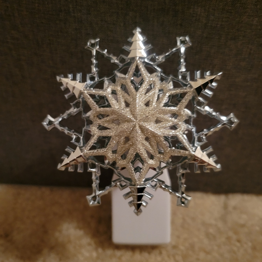 Bath & Body Works Snowflake Wallflower Plug In Projector Blue White & Silver